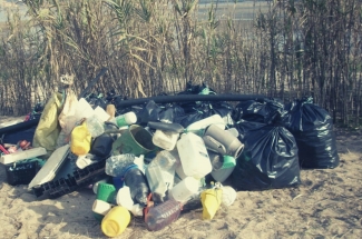 Lixo urbano retirado das praias.